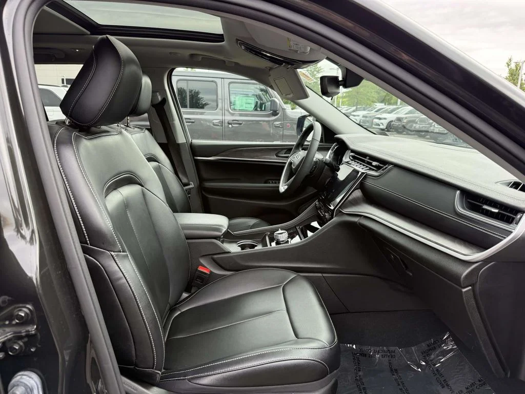 Used 2024  Jeep Limited image 15
