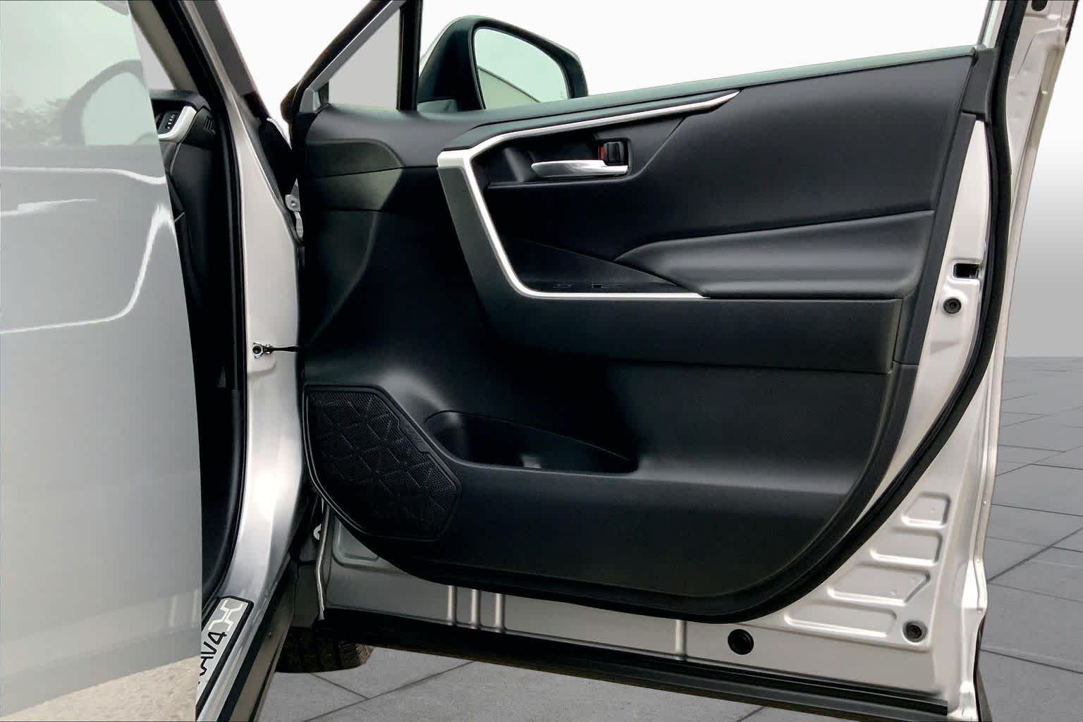 Used 2024 Silver Sky Metallic Toyota Hybrid XLE image 45
