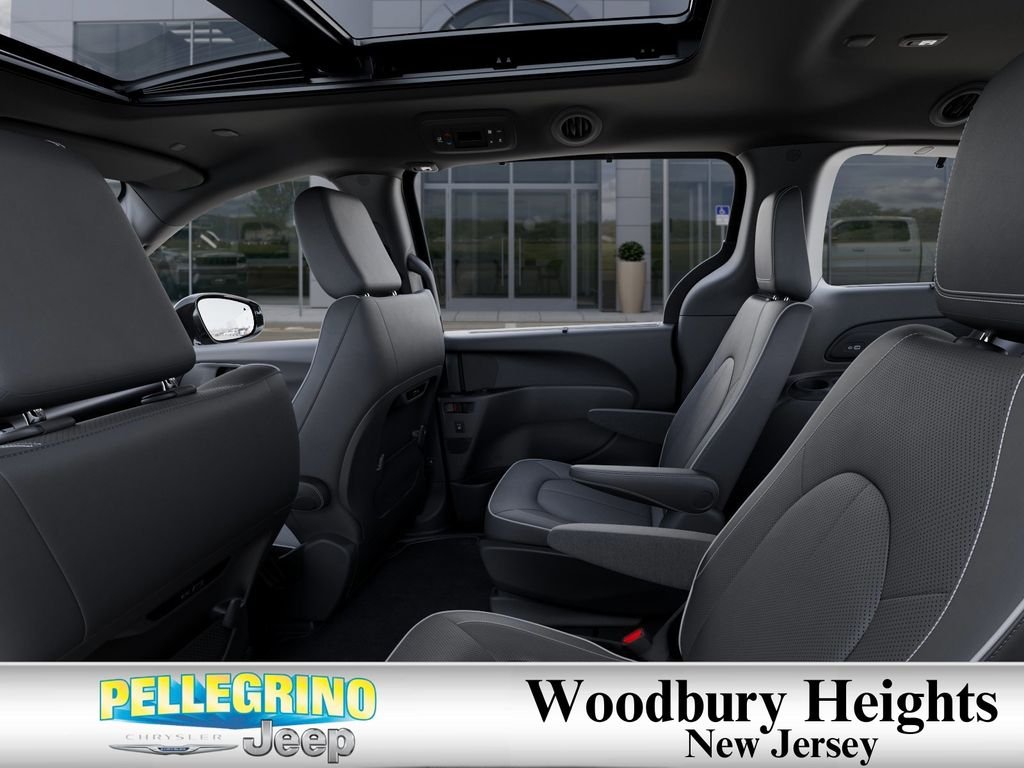 New 2026 Diamond Black Crystal Pearl-Coat Exterior Paint Chrysler Limited image 23