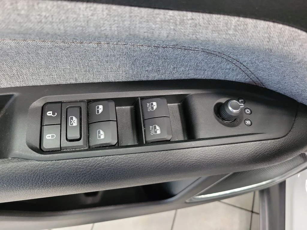 Used 2022 White Jeep Latitude Lux image 31