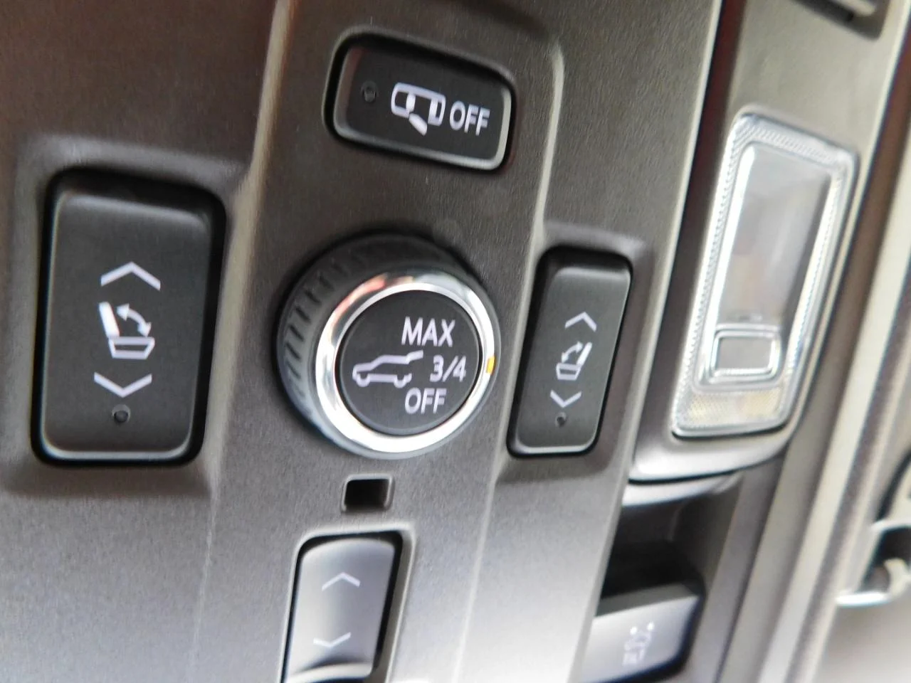 Used 2021 White GMC 4WD 4dr Denali image 57