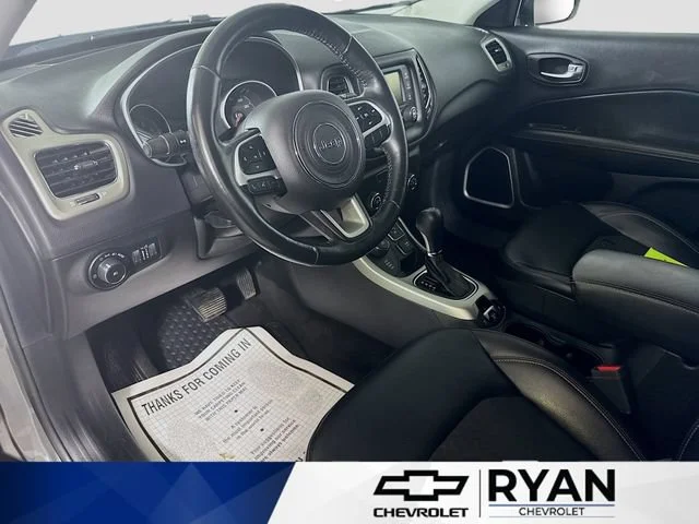 Used 2018 Silver Jeep Latitude image 9