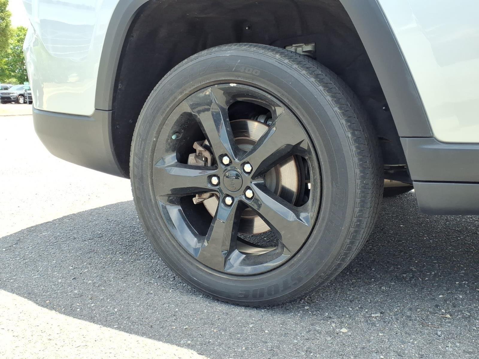 Used 2023 Silver Zynith Jeep Altitude image 12