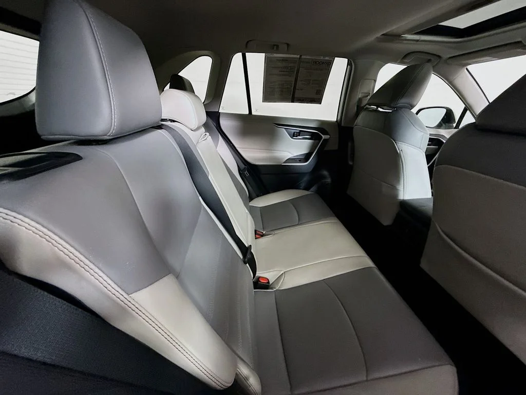 Used 2020 Silver Sky Metallic Toyota XLE Premium image 27