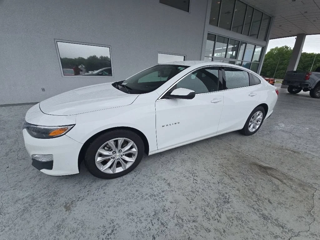 Used 2024 Summit White Chevrolet 1LT image 1