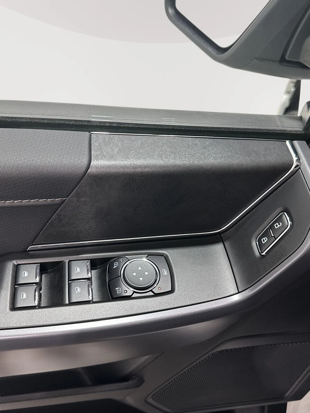 Used 2025 Oxford White Ford XLT image 17