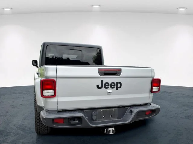 Used 2022 Silver Jeep Sport image 18
