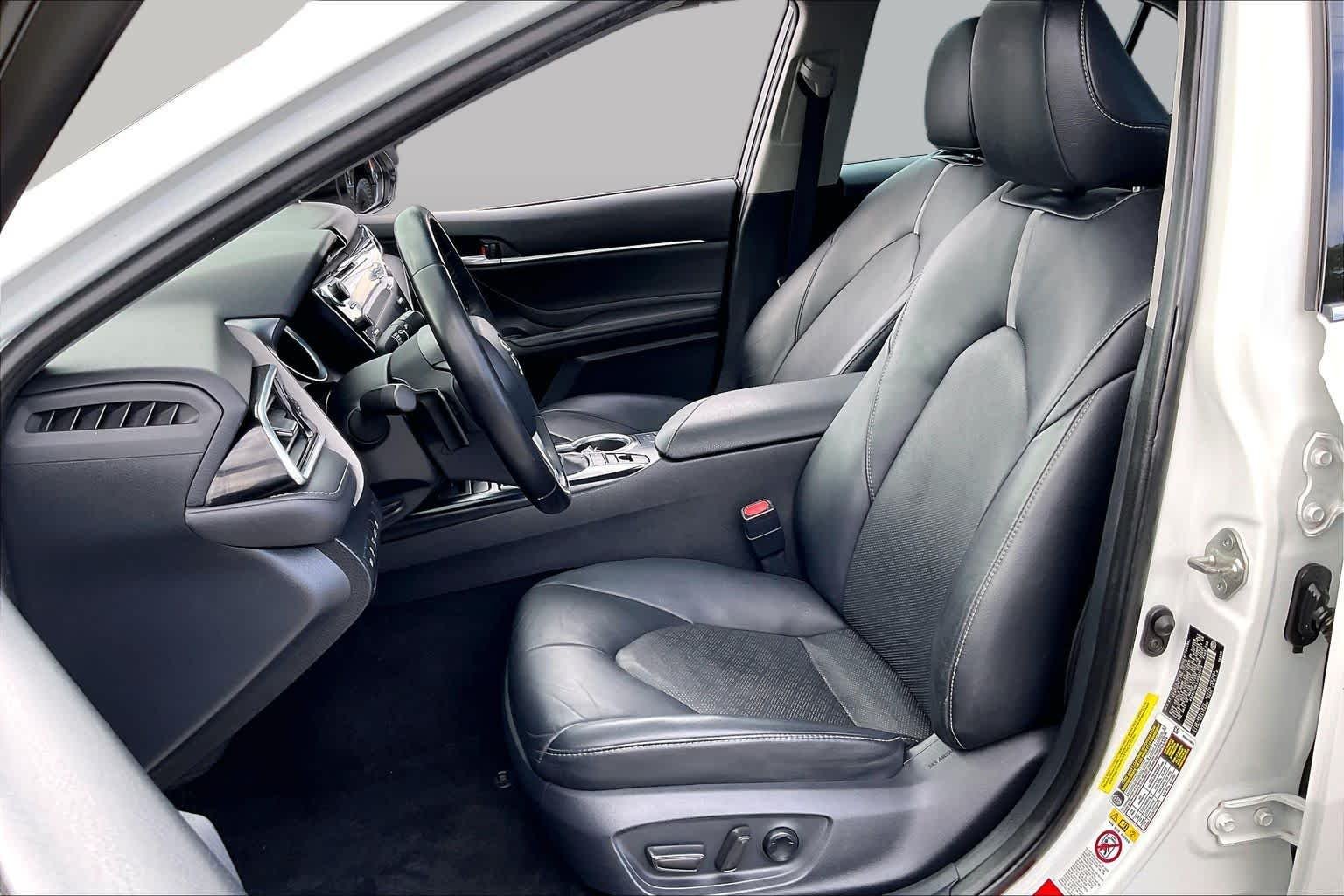 Used 2018 Wind Chill Pearl Toyota XSE V6 image 8