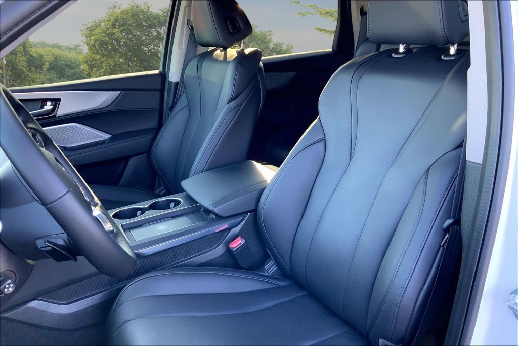 Used 2025  Acura Base image 21