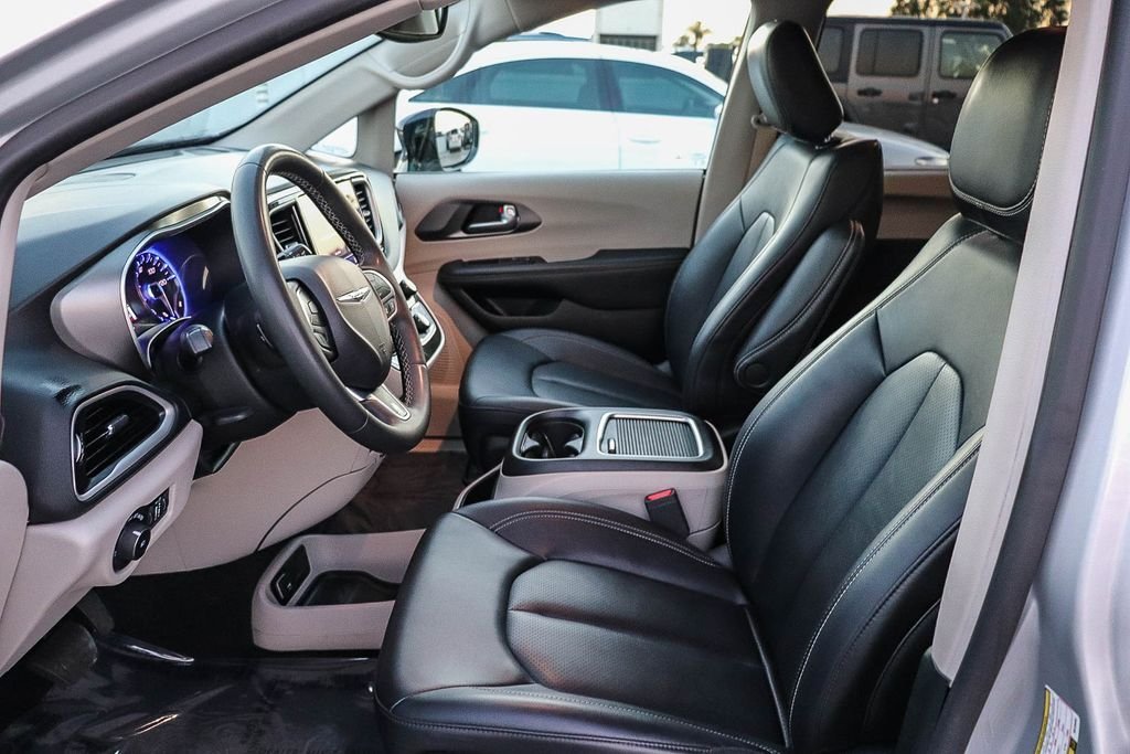 Used 2024 Silver Mist Clearcoat Chrysler Touring L image 19