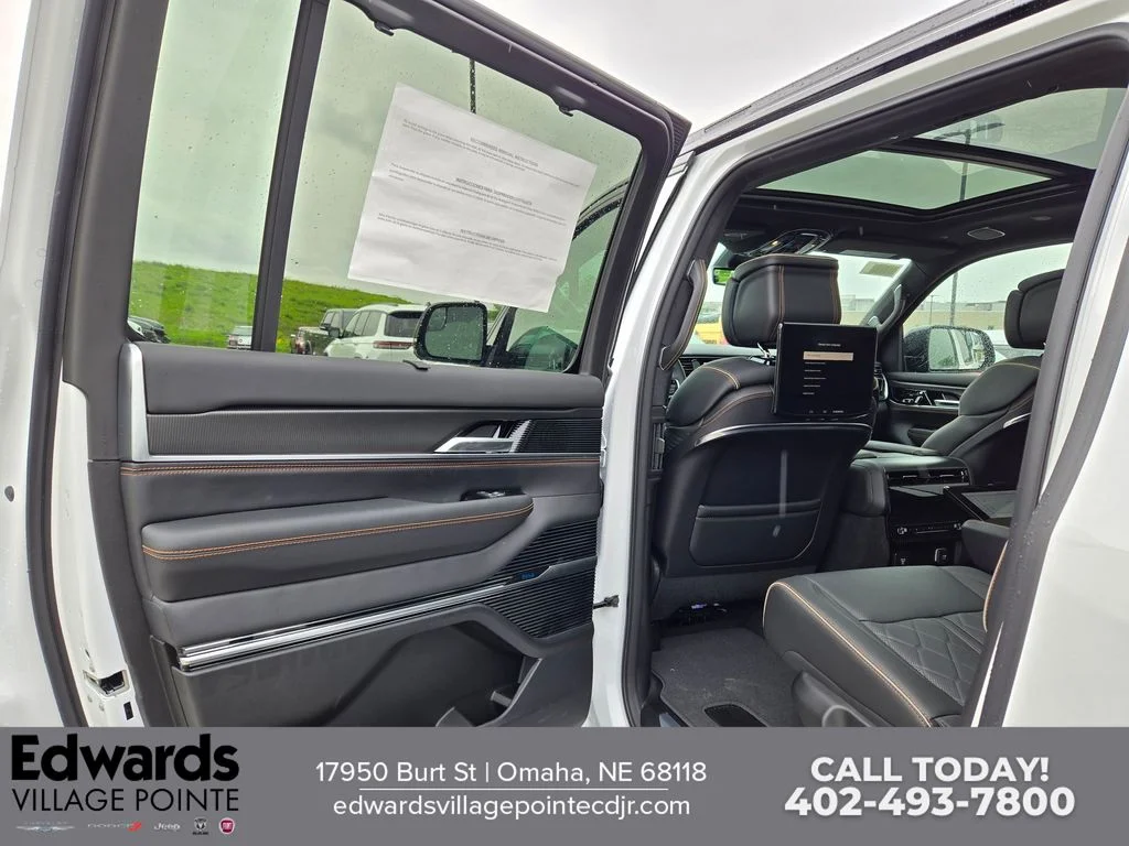 New 2026 Bright White Clear-Coat Exterior Paint Jeep Summit Reserve image 26