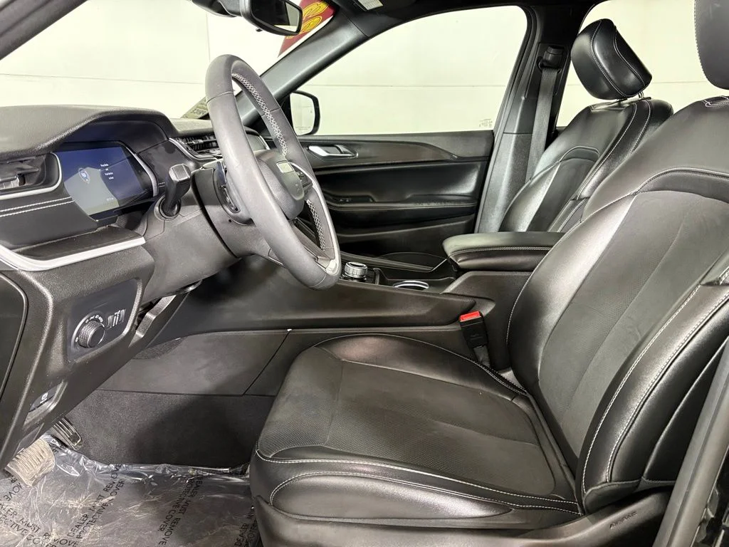 Used 2023 Black Jeep Altitude image 21