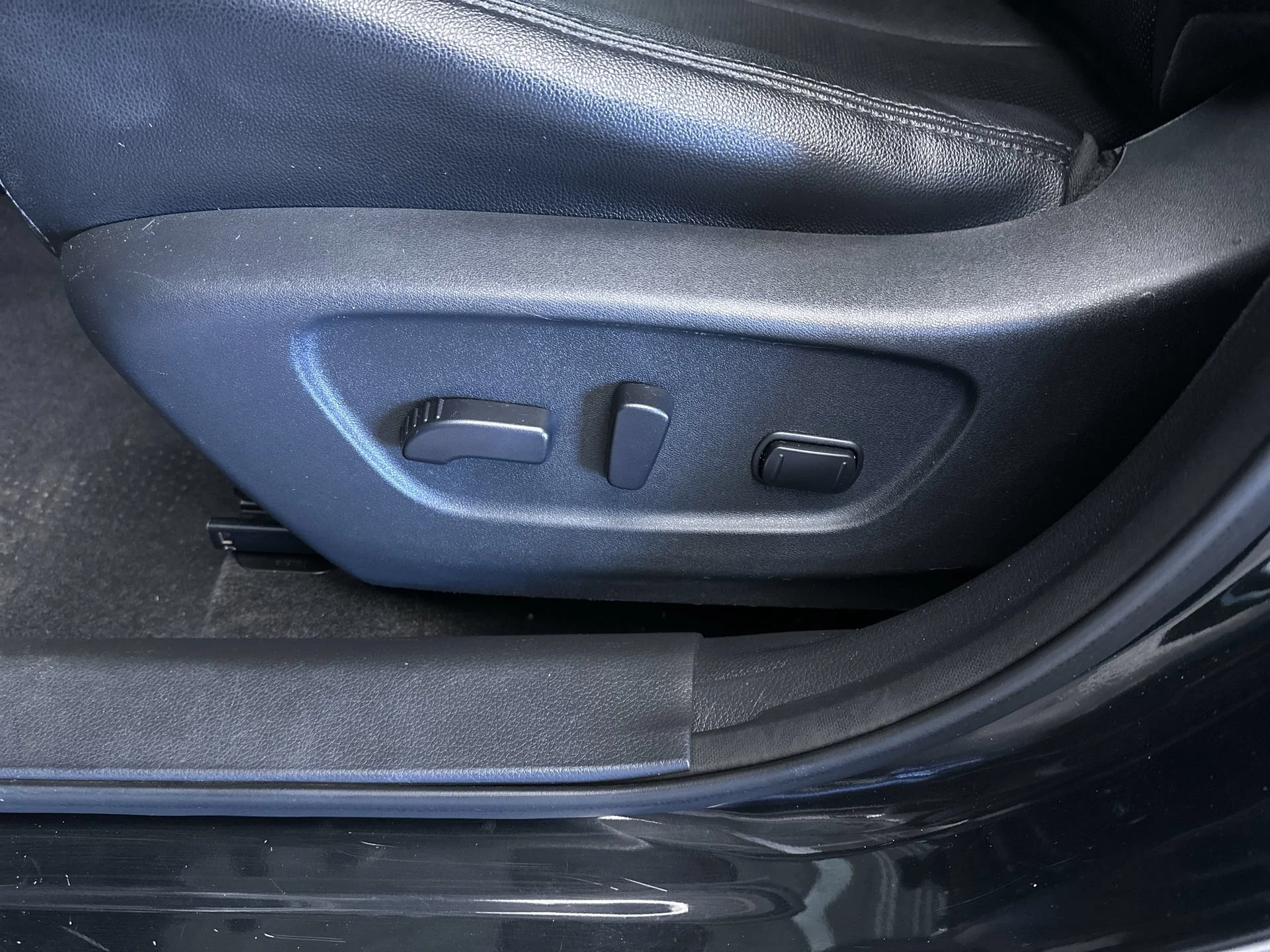 Used 2016 Magnetic Black Nissan SL image 14