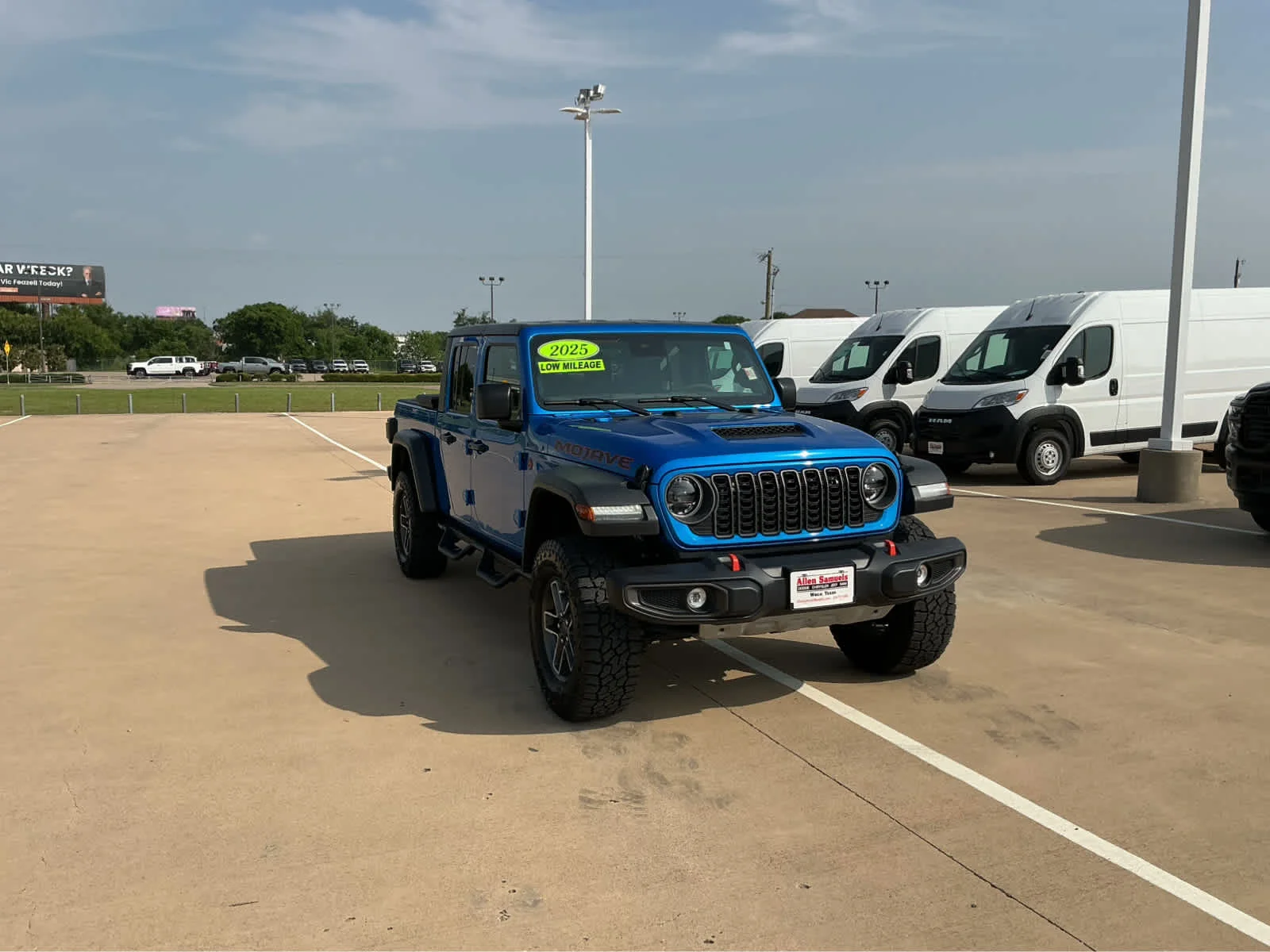 Used 2025 Hydro Blue Pearlcoat Jeep Mojave image 4
