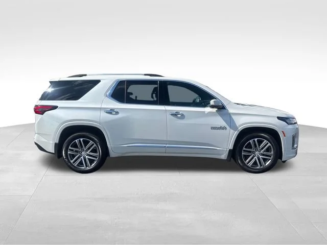 Used 2022 Iridescent Pearl Tricoat Chevrolet High Country image 9