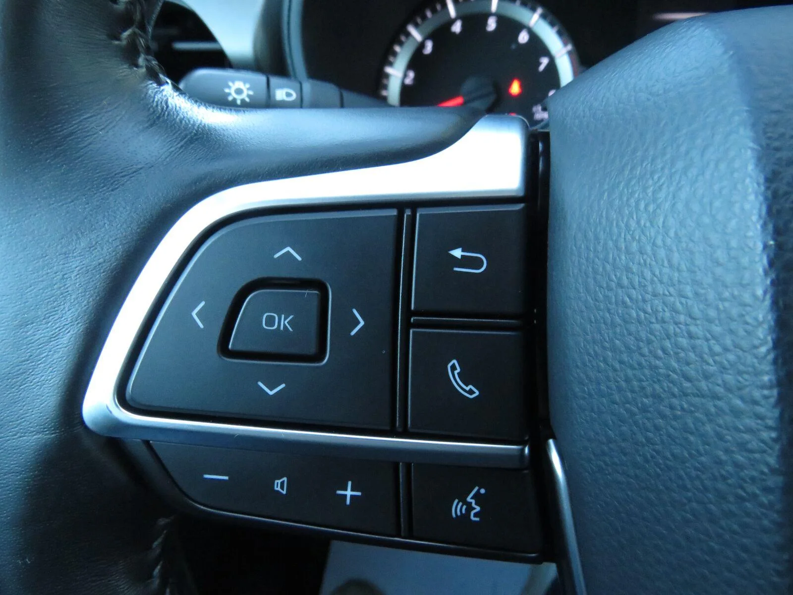 Used 2021 Magnetic Gray Met Toyota L image 33