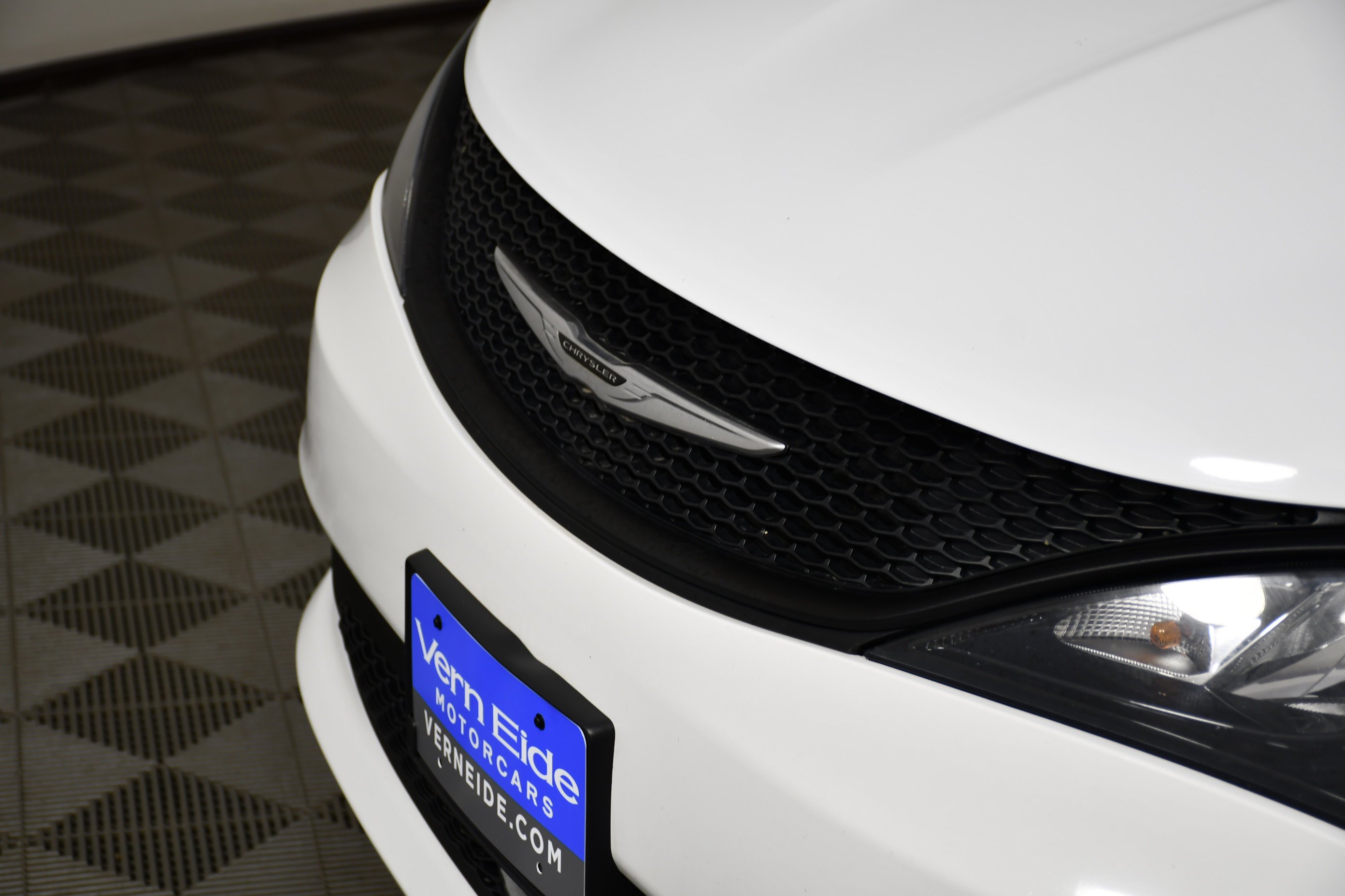 Used 2023 Bright White Clearcoat Chrysler LX image 11