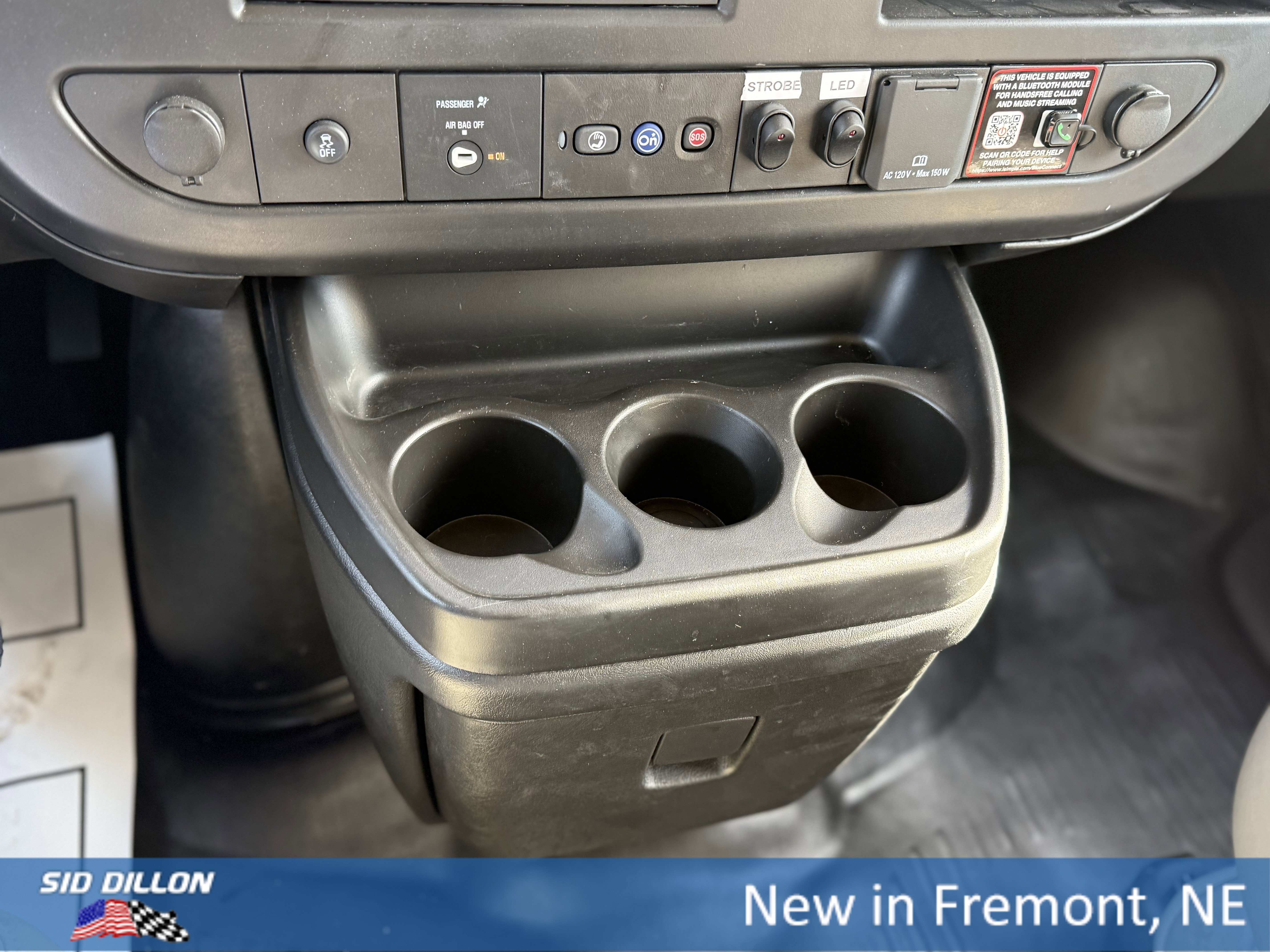 New 2025 Summit White Chevrolet Work Van image 7