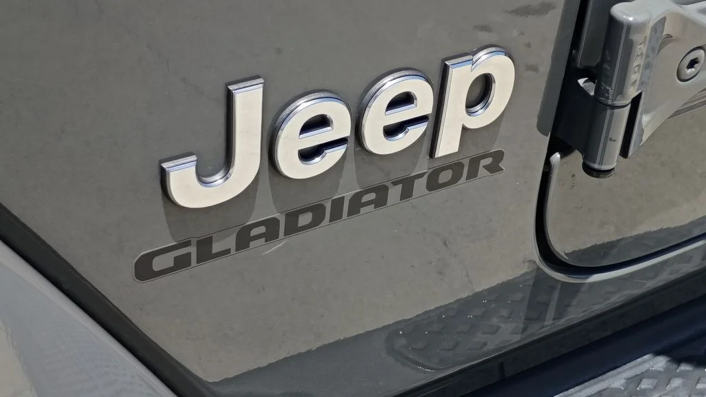 Used 2020 Gray Jeep Overland image 14