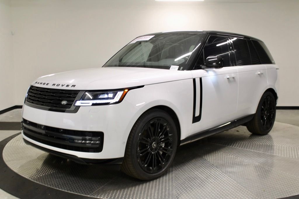 Used 2025 White Land Rover SE image 1