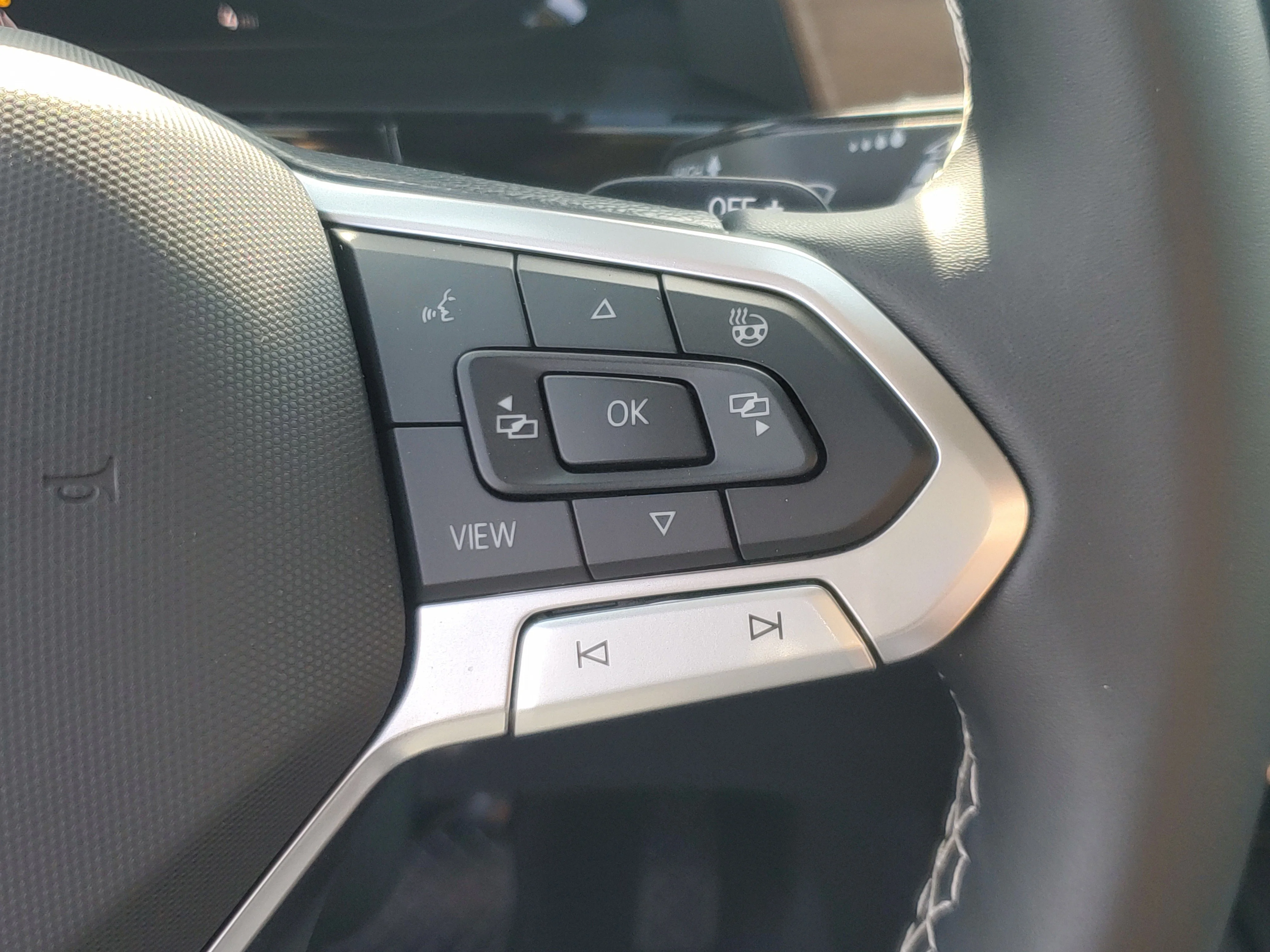 New 2026 Black Volkswagen 2.0T SE w/Technology image 25