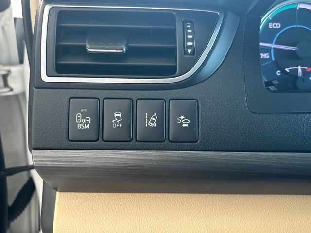 Used 2017 White Toyota XLE image 13
