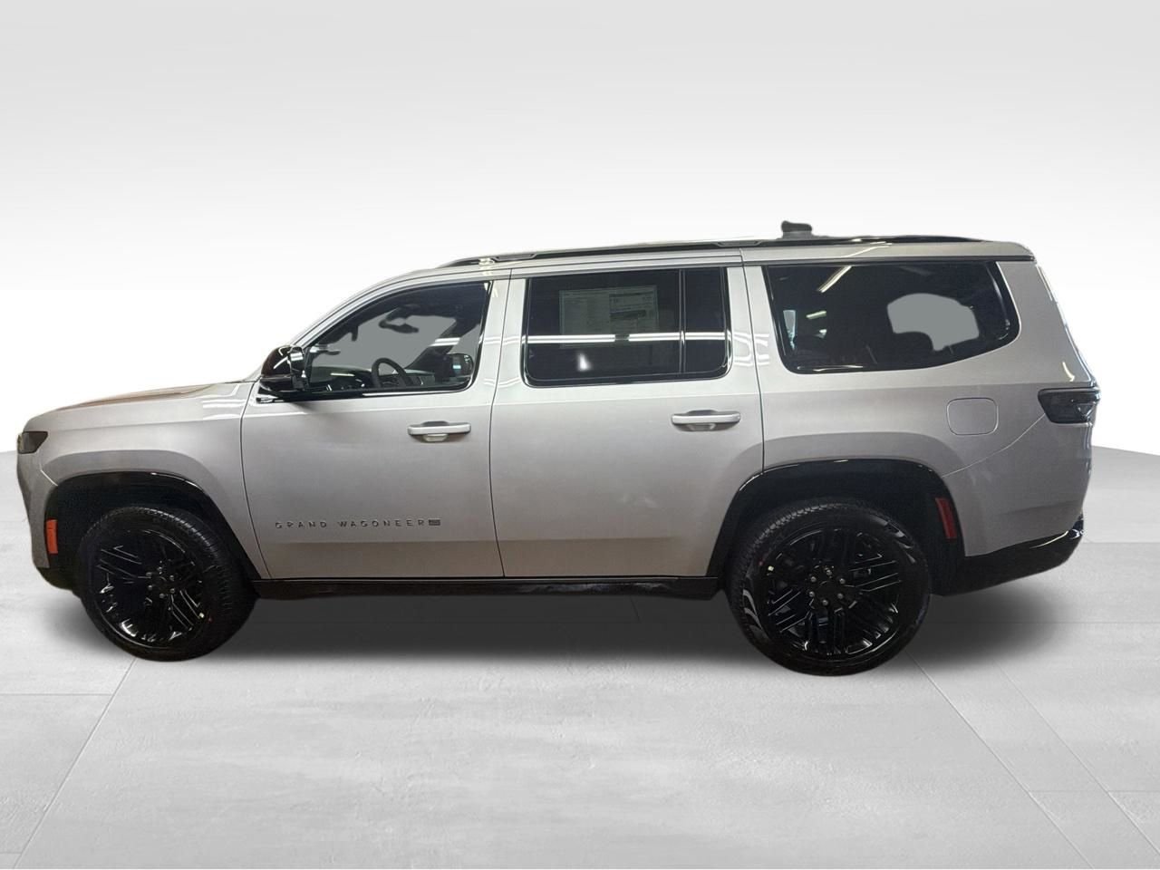New 2026 Silver-Zynith Exterior Paint Jeep Limited Reserve image 2
