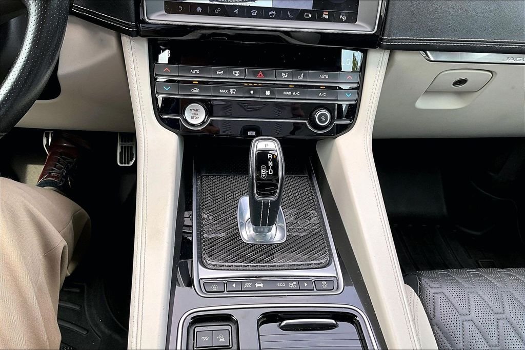 Used 2020 Green Jaguar SVR image 24