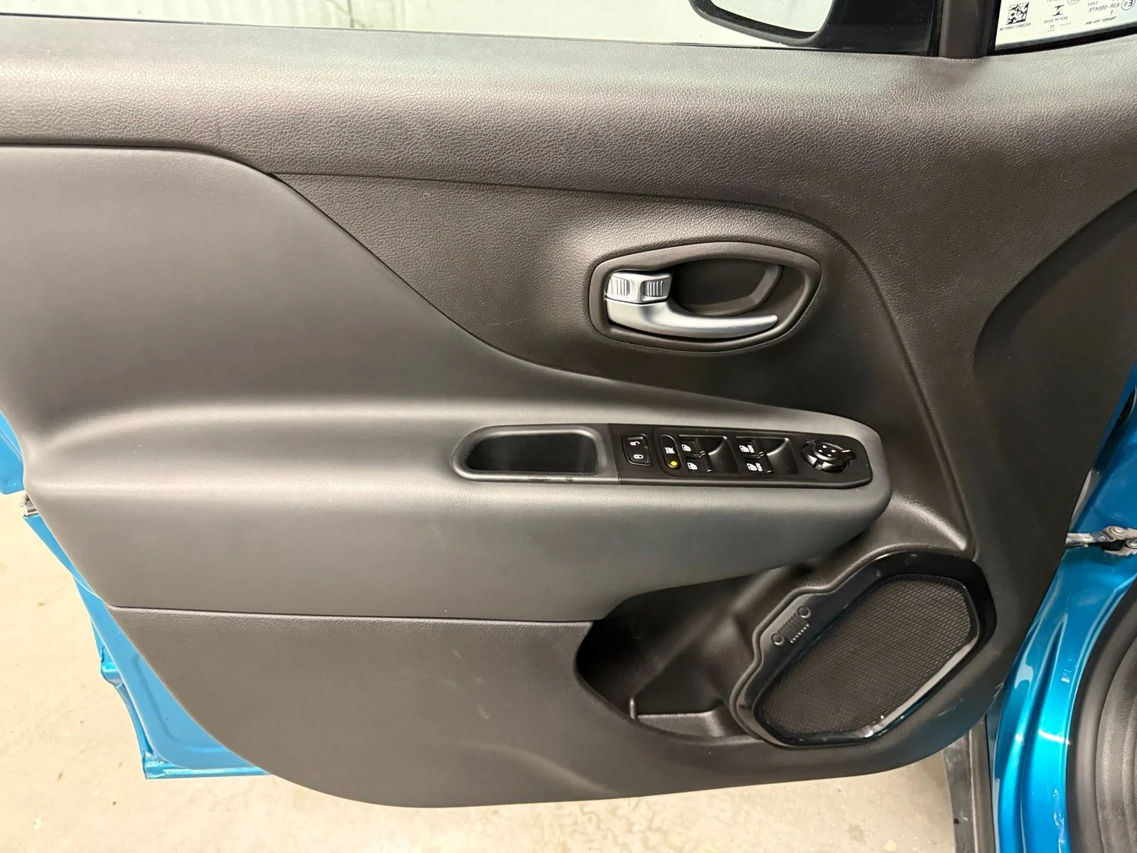 Used 2022  Jeep Altitude image 20