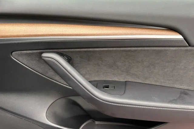 Used 2023  Tesla Base image 22