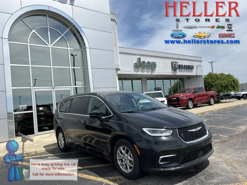 2024 Chrysler Pacifica Touring L's photo