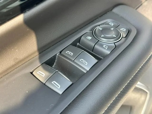 Used 2025 Iridescent Pearl Tricoat Chevrolet Premier image 21