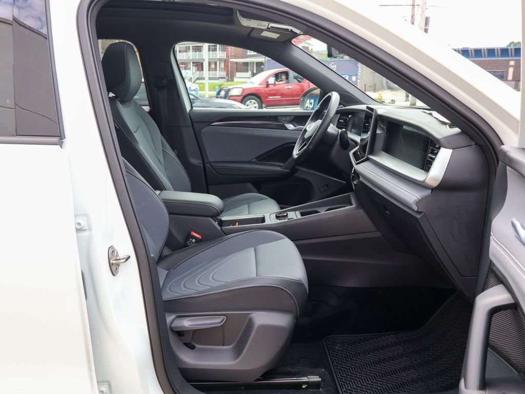 New 2026 White Volkswagen 2.0T SE R-Line Black image 30