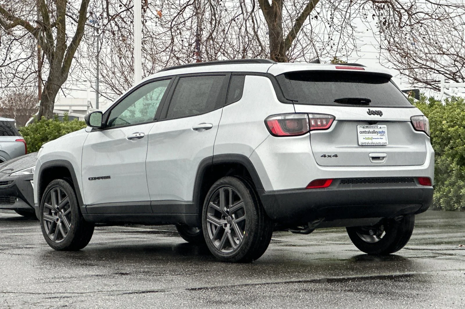 New 2026 Silver Zynith Metallic Clear-Coat Exterior Paint Jeep Latitude Altitude image 6