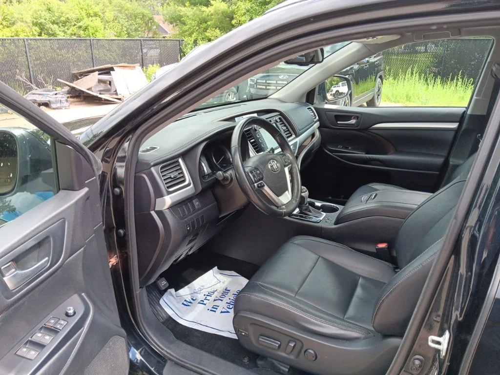 Used 2015 Attitude Black Metallic Toyota XLE V6 image 13