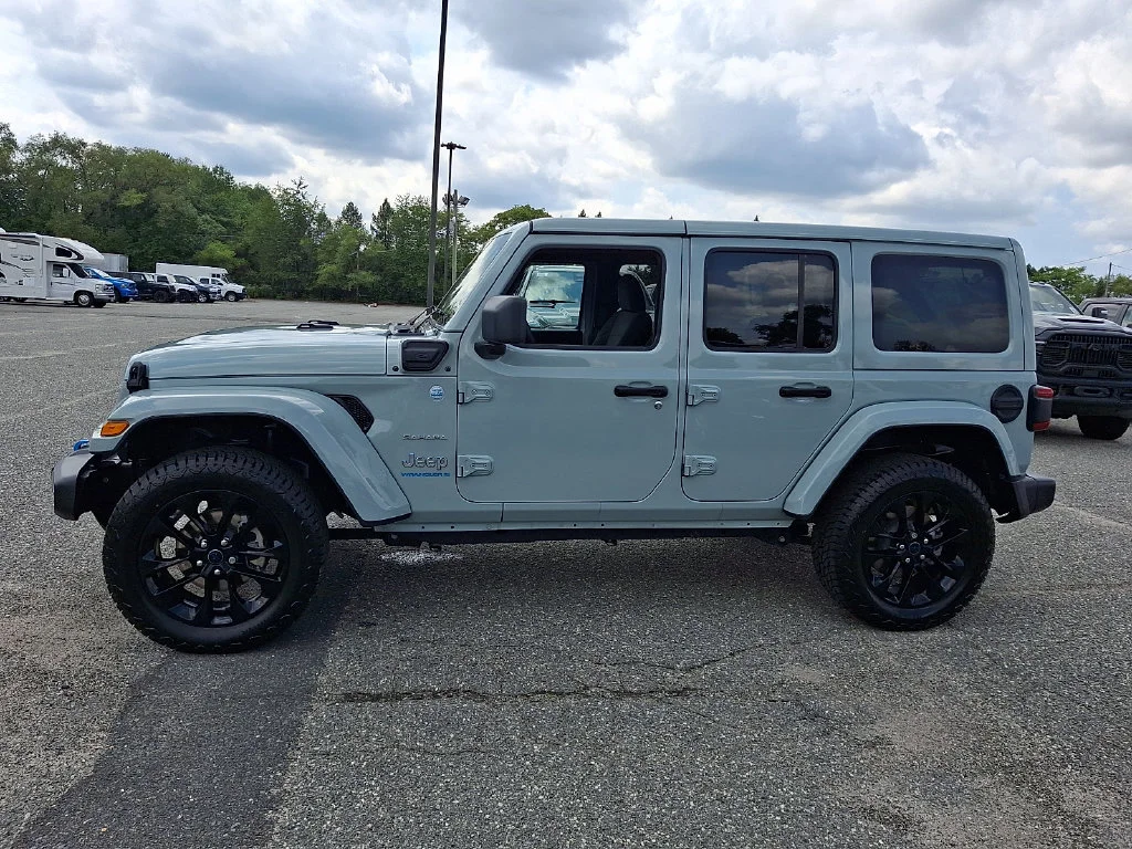 Used 2024  Jeep Sahara 4xe image 7