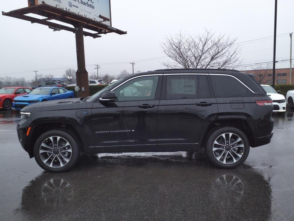 New 2024 Diamond Black Crystal Pearl-Coat Exterior Paint Jeep Overland image 16