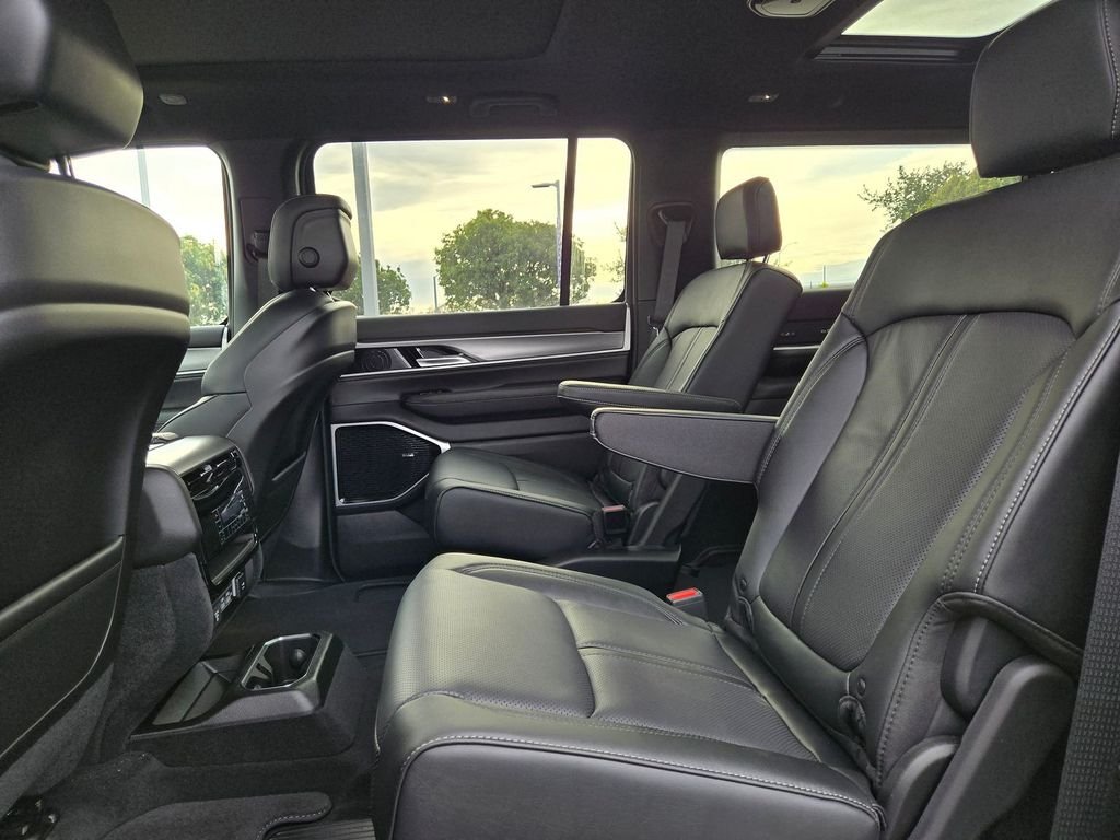 New 2026 Bright White Clear-Coat Exterior Paint Jeep Limited Altitude image 7