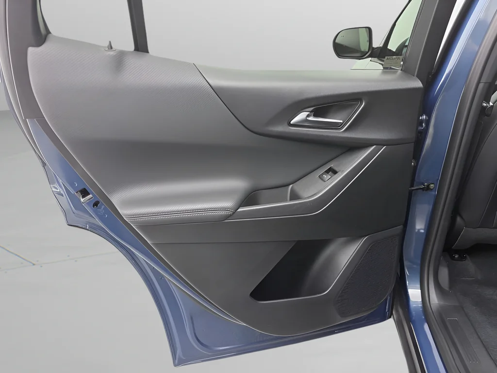 Used 2025 Lakeshore Blue Chevrolet LT image 29