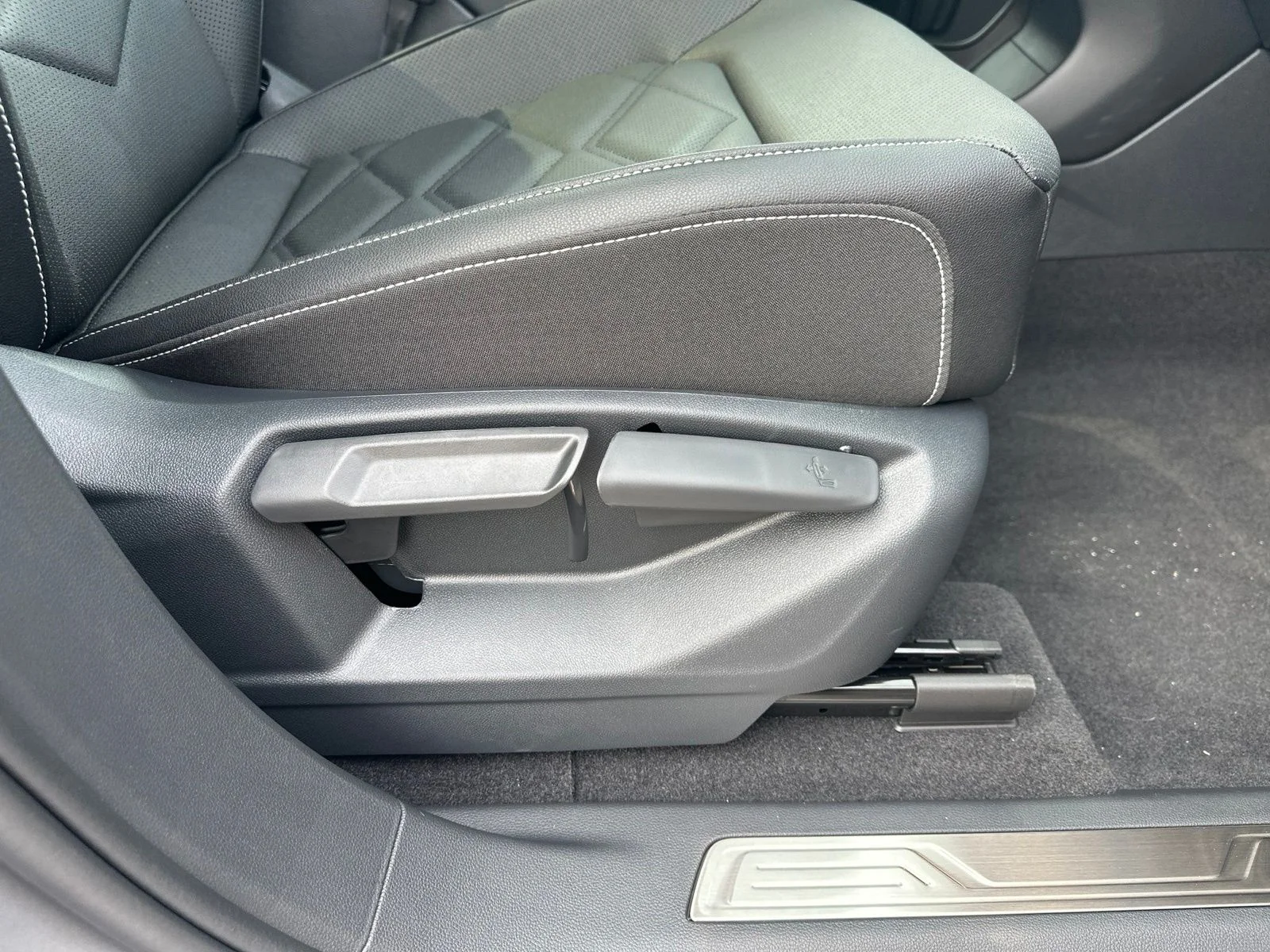 2026 Volkswagen Atlas SE w/Tech - Photo 44