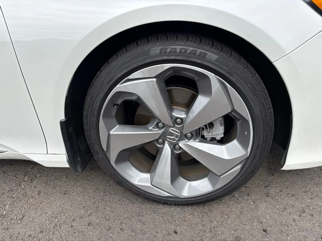 Used 2018 Platinum White Pearl Honda Touring image 28