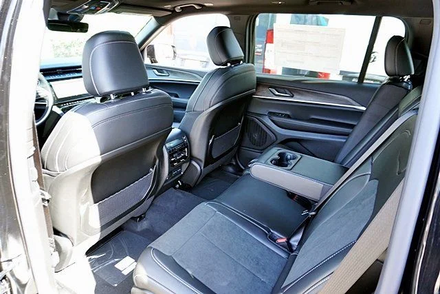 New 2026 Diamond Black Crystal Pearl-Coat Exterior Paint Jeep Laredo image 21