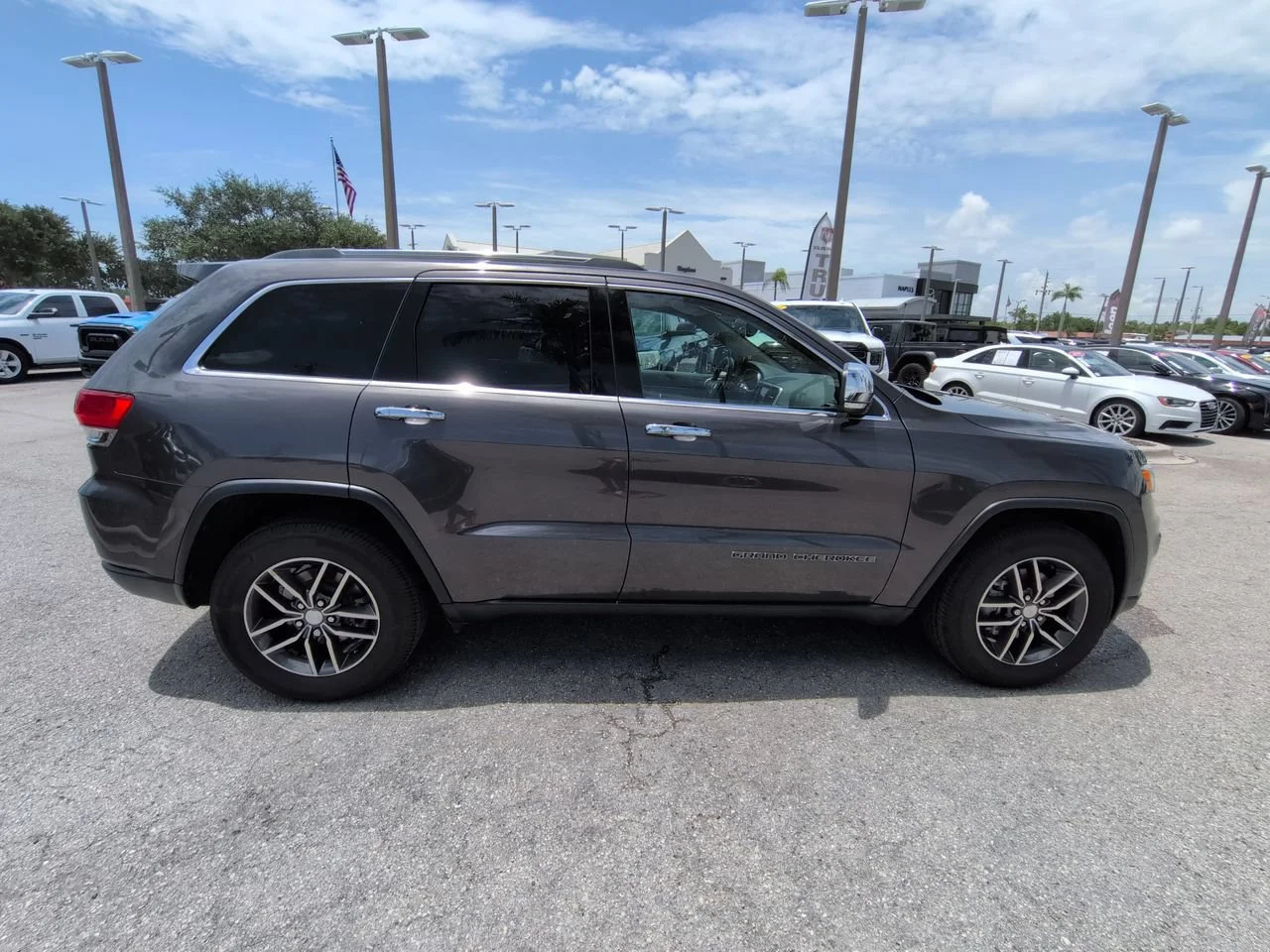 Used 2018 Granite Crystal Metallic Clearcoat Jeep Limited image 4