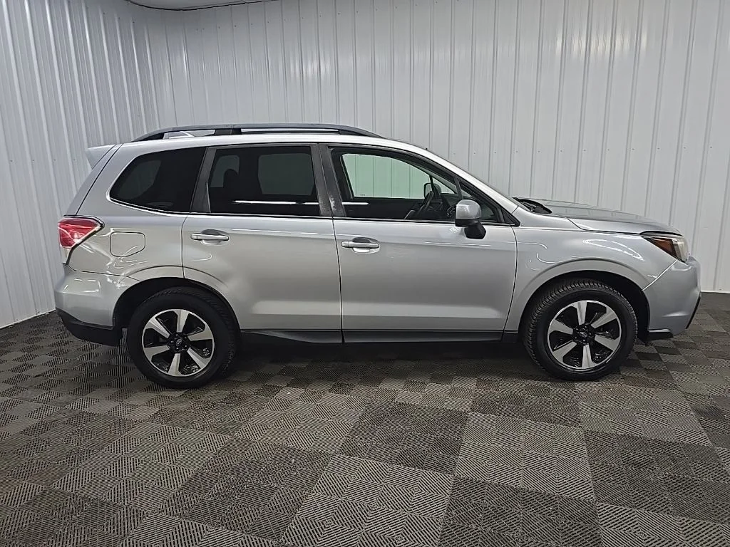Used 2018 Ice Silver Metallic Subaru 2.5i Premium image 2