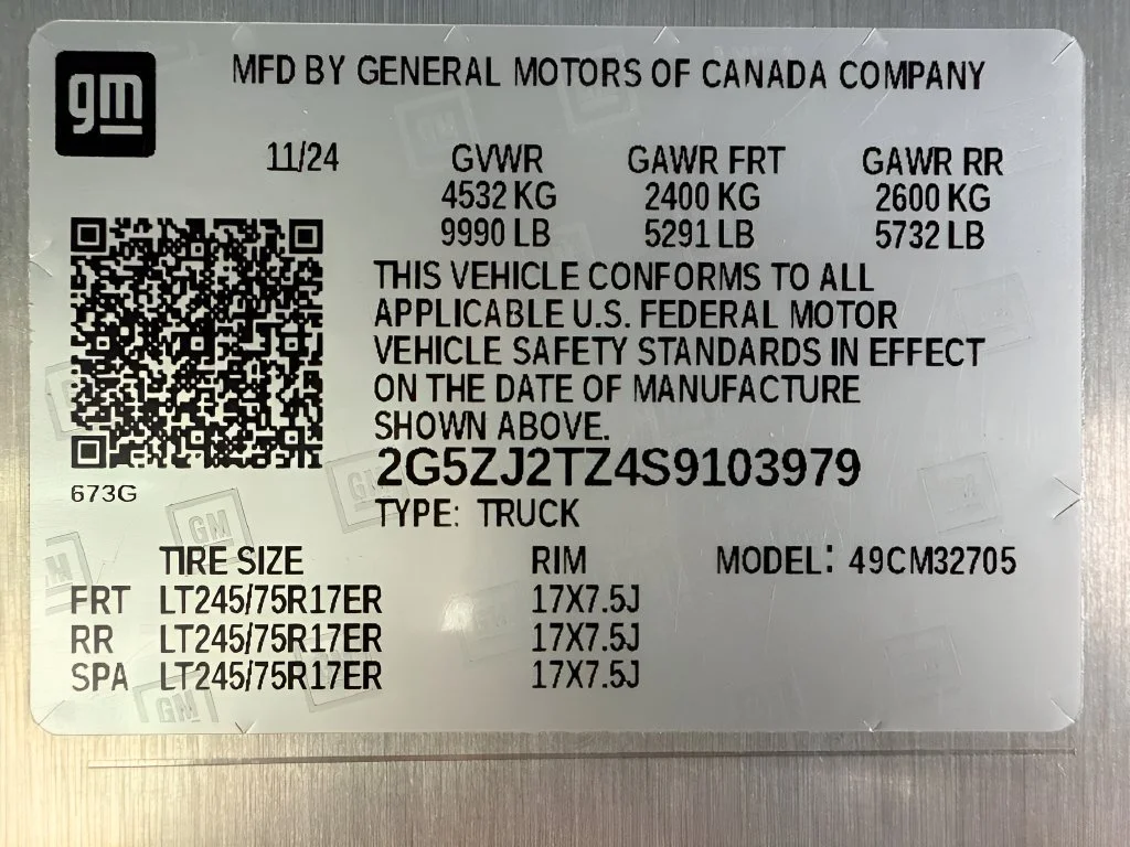 Used 2025 Oyster White Chevrolet AWD 400 image 29