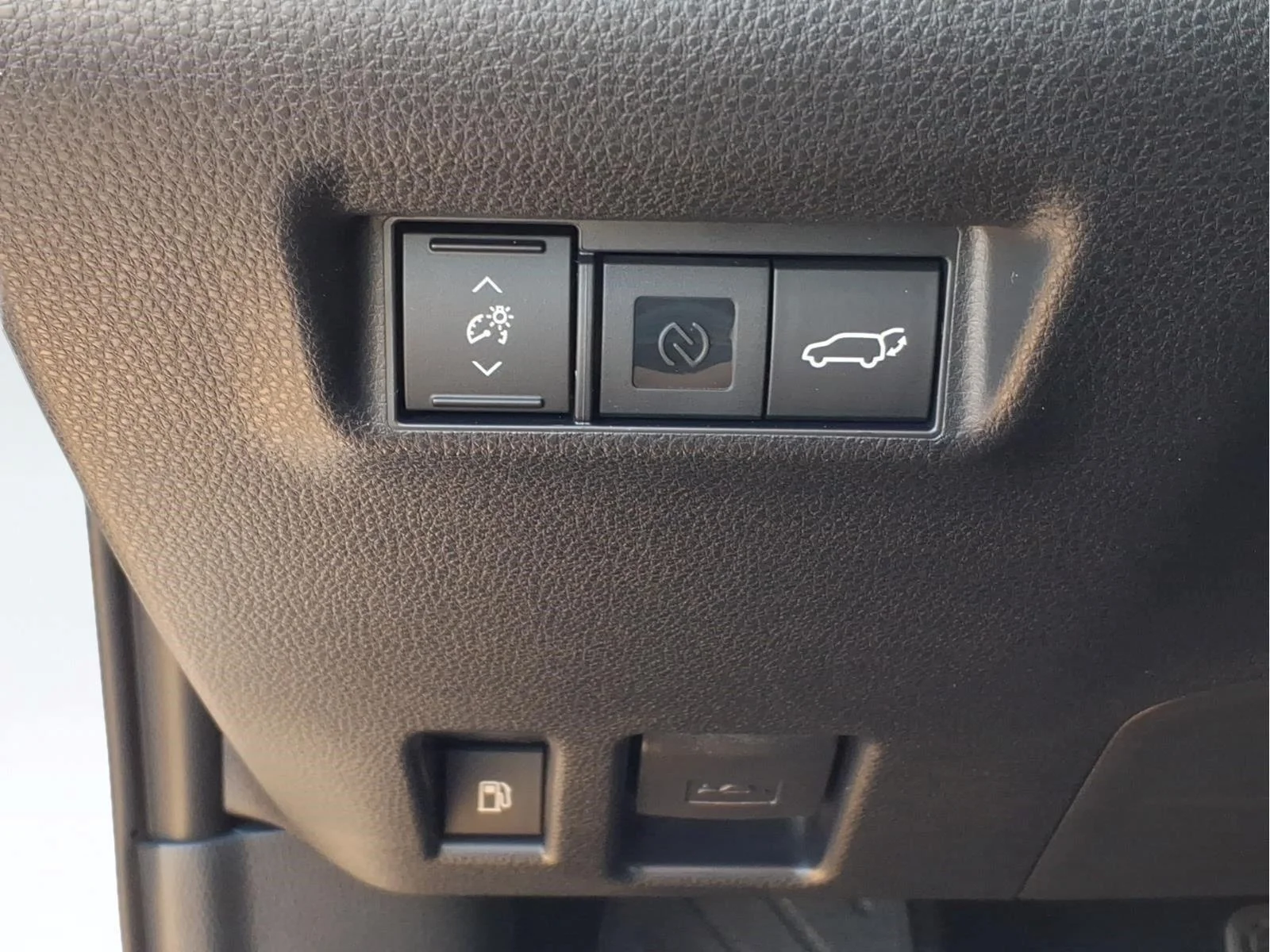 New 2026 Wind Chill Pearl with Midnight Black Metallic roof Toyota XSE image 20