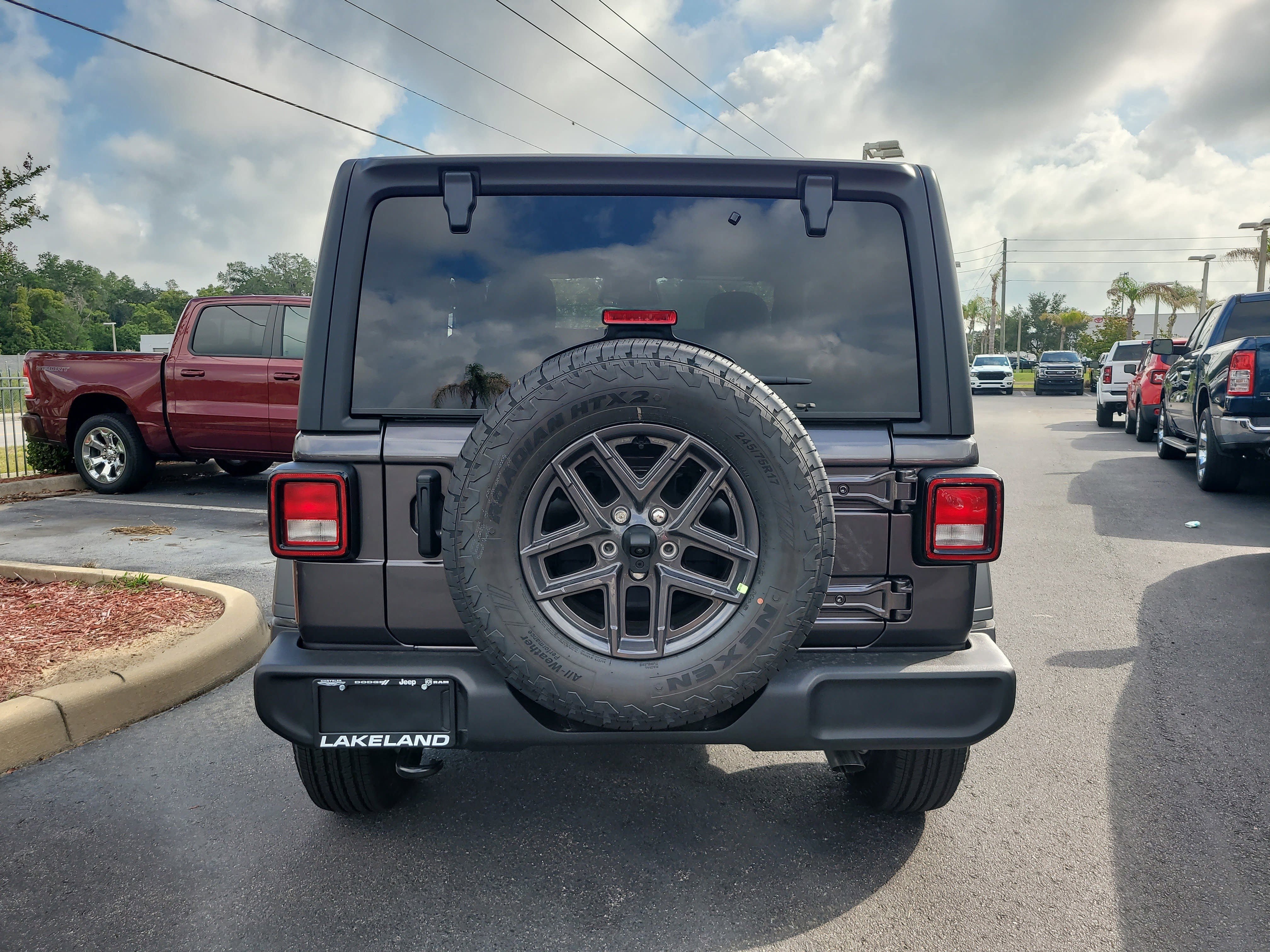 New 2026 Granite Crystal Metallic Clear-Coat Exterior Paint Jeep Sport S image 7