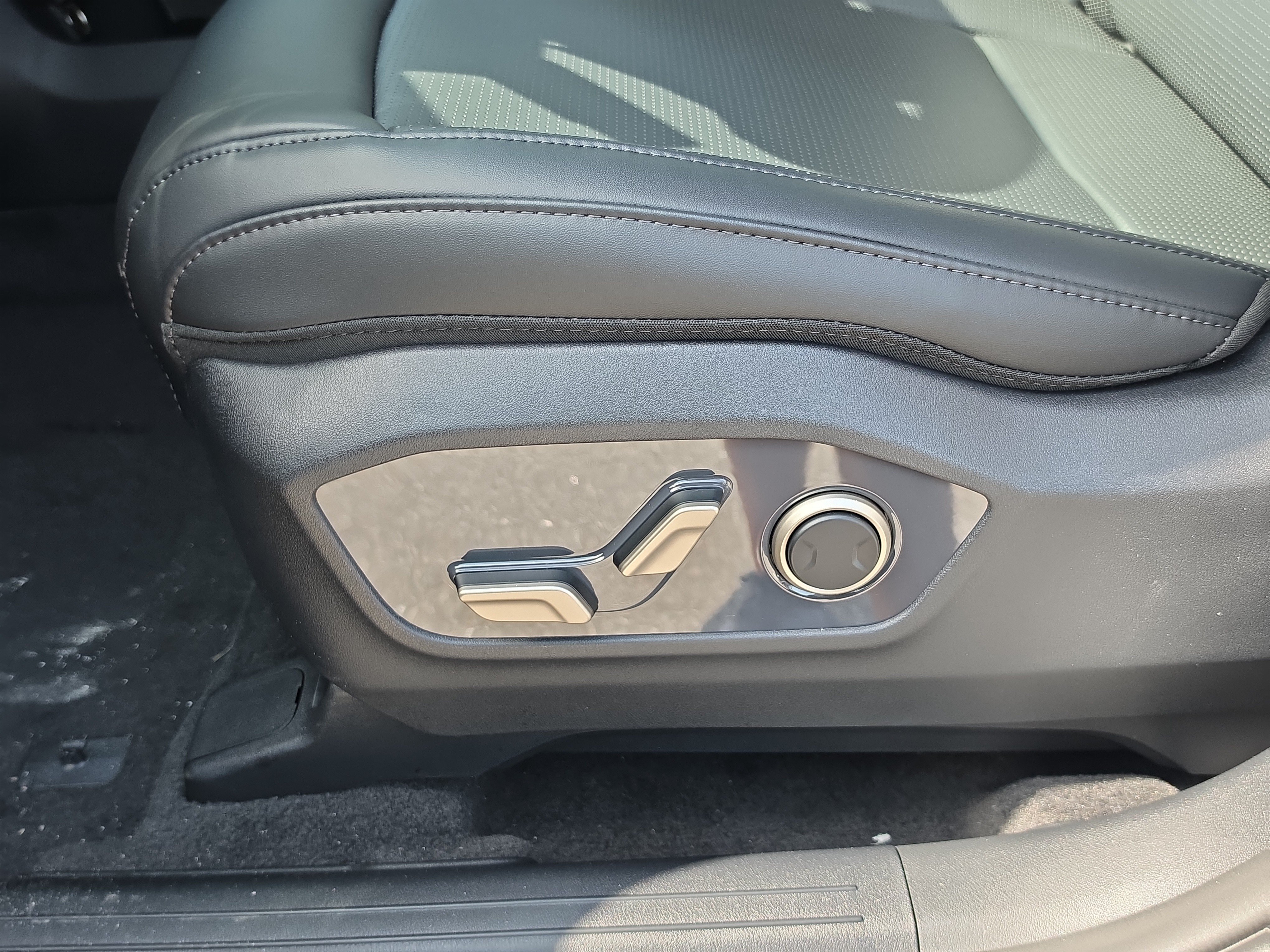 New 2027 Ebony Black Kia S image 21