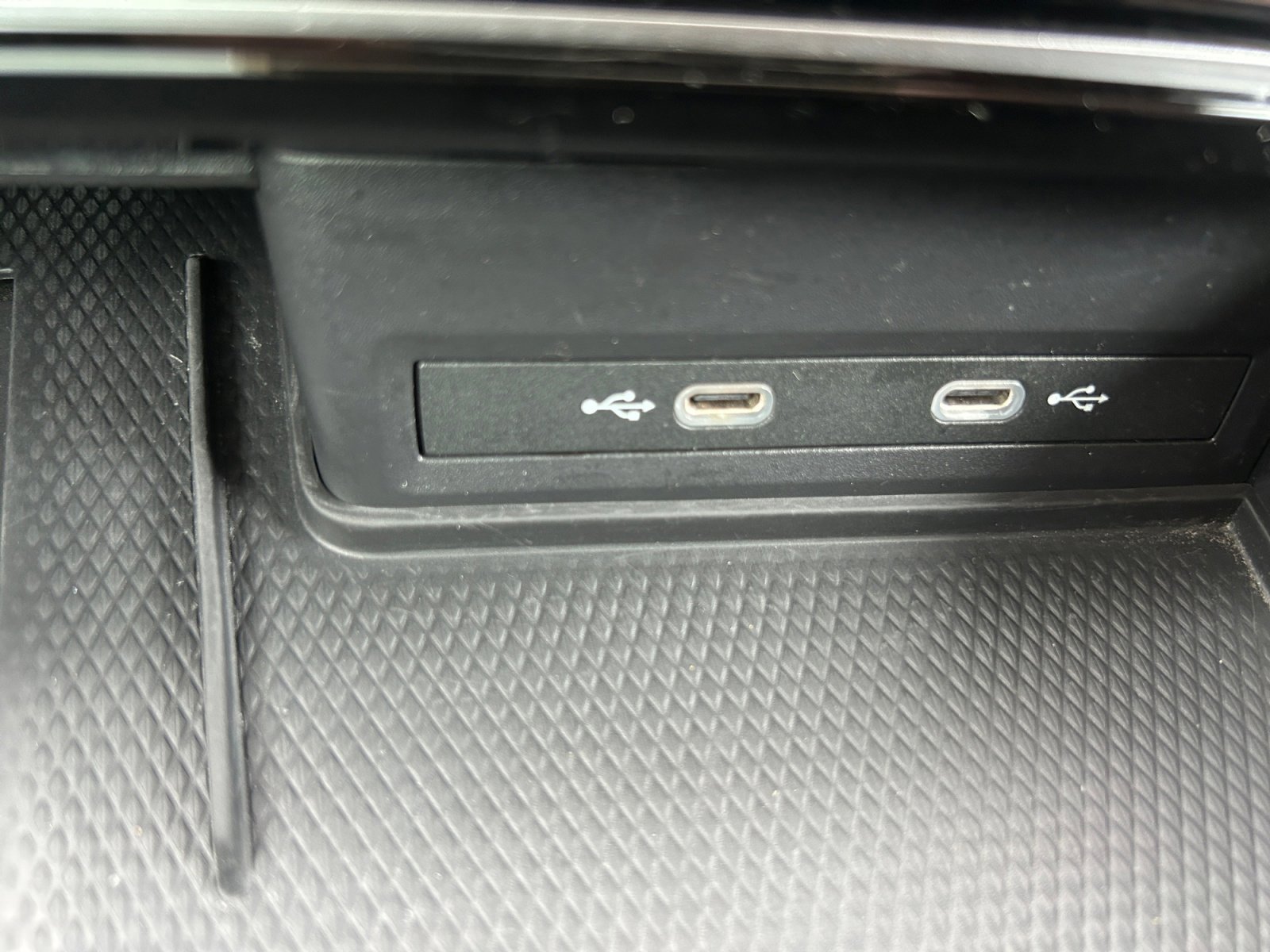 Used 2025 Pure White Volkswagen 2.0T SE w/Technology image 18
