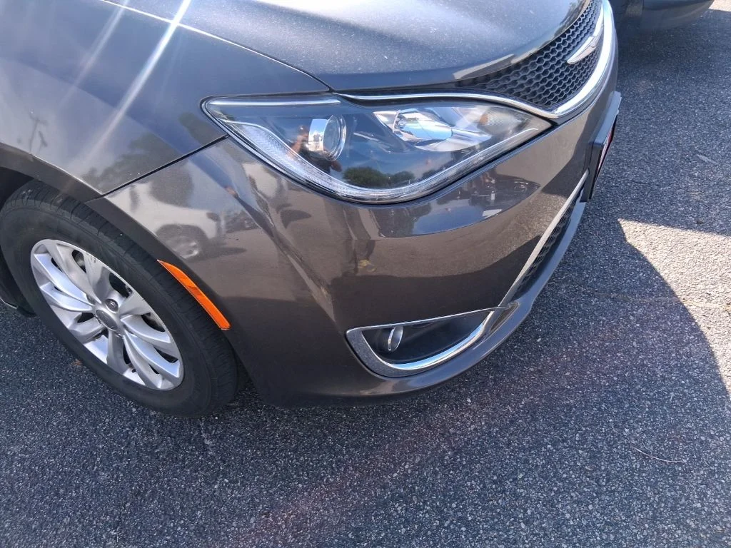Used 2018 Gray Chrysler Touring L image 9